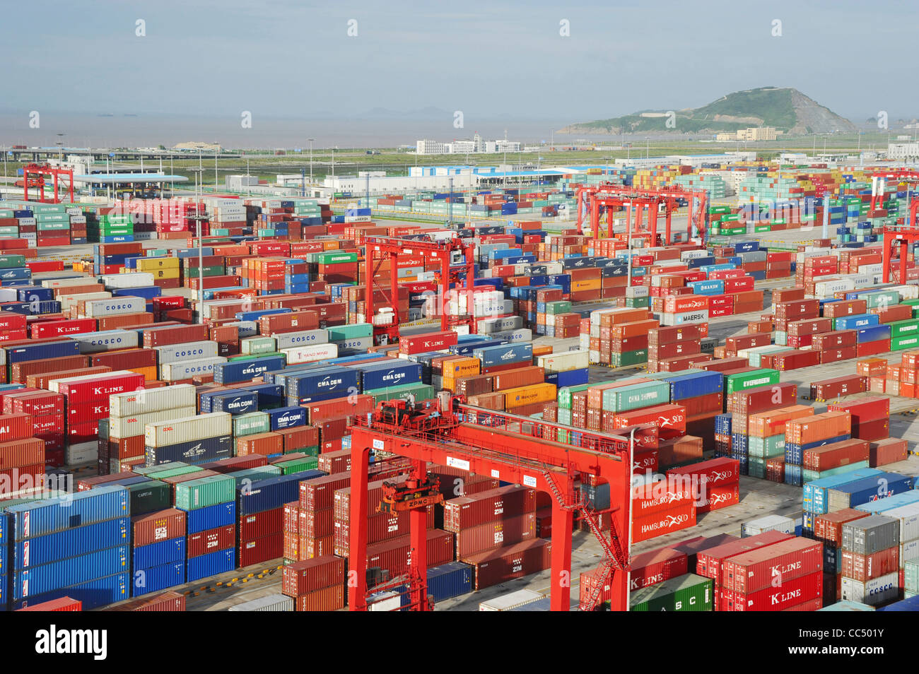 Gran número de contenedores, el Puerto de Yangshan Deep-Water, Nueva área de Pudong, Shanghai, China Foto de stock