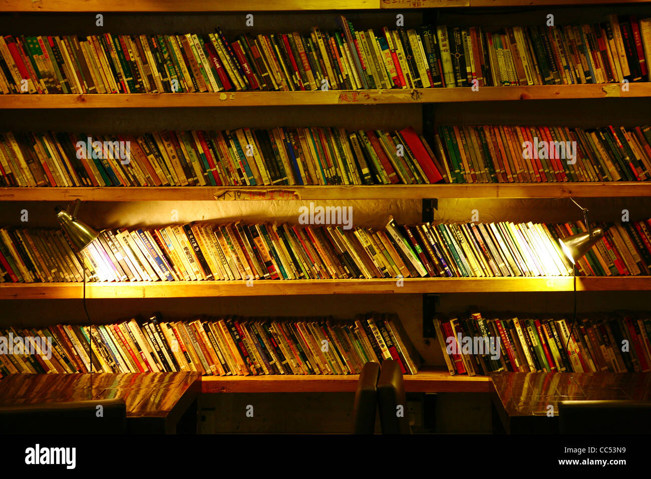 Estantería llena de libros, espacio para la imaginación Coffee House,  Beijing, China Fotografía de stock - Alamy