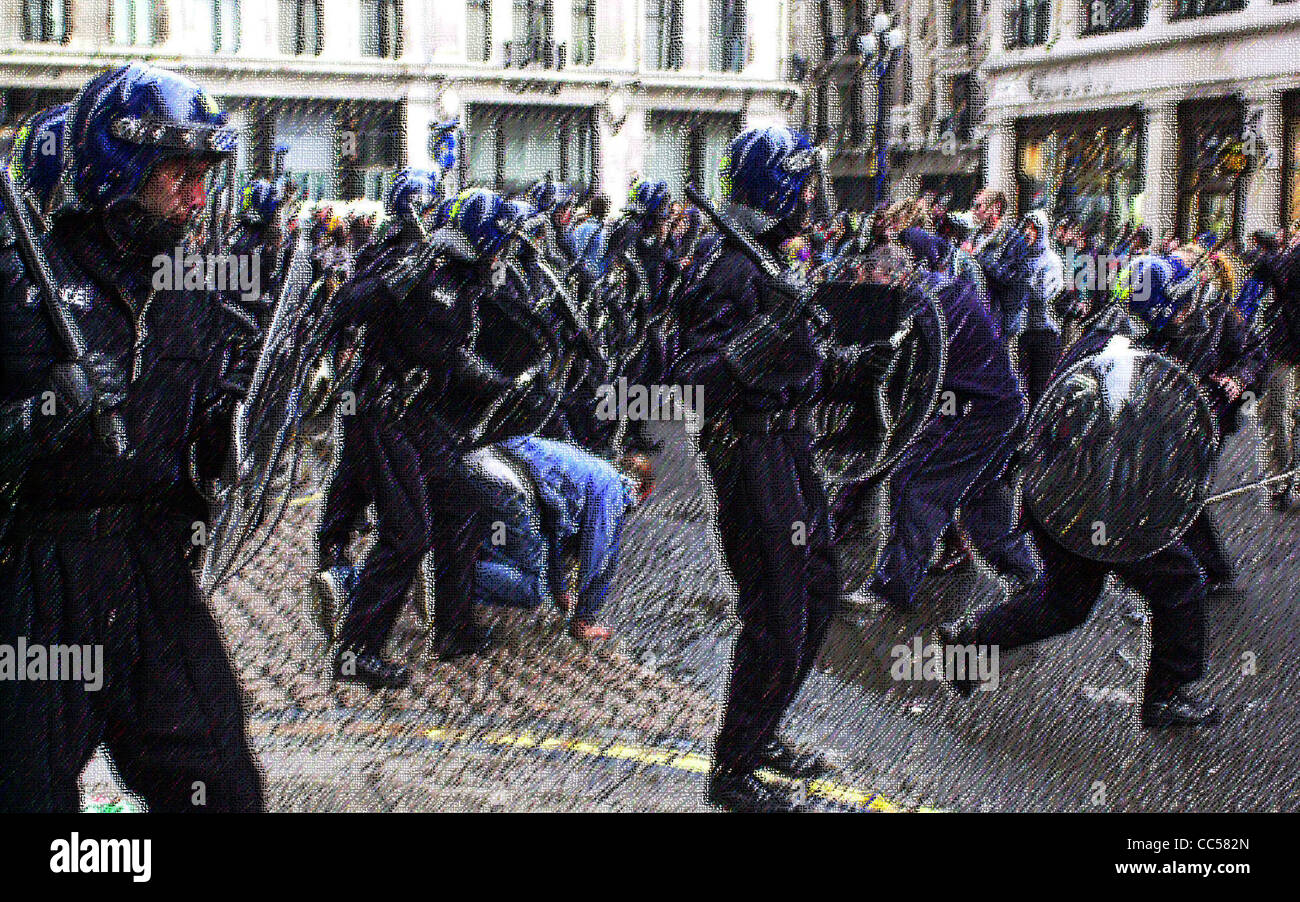 Las ilustraciones genéricas de unidades antidisturbios de la policía británica en acción imágenes tratadas para evitar la identificación, Mr no requerido Foto de stock