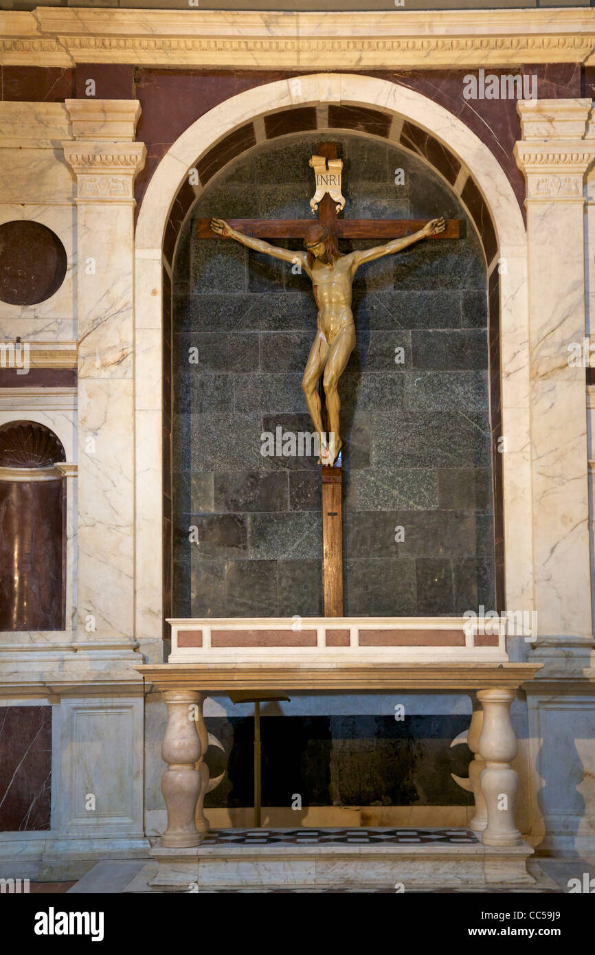 Crucifijo de madera, por Brunelleschi, Gondi capilla, Iglesia de Santa Maria Novella, Florencia, Toscana, Italia, Europa Foto de stock