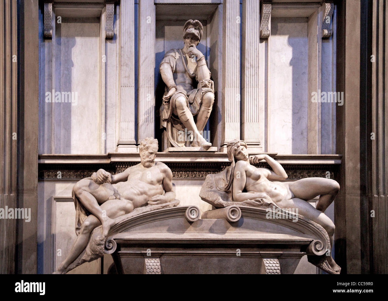 Tumba de Lorenzo de Medici, Día escultura de mármol de Michelangelo Buonarroti, Capilla Médici, Nuov Nuovo, San Lorenzo Florencia Foto de stock