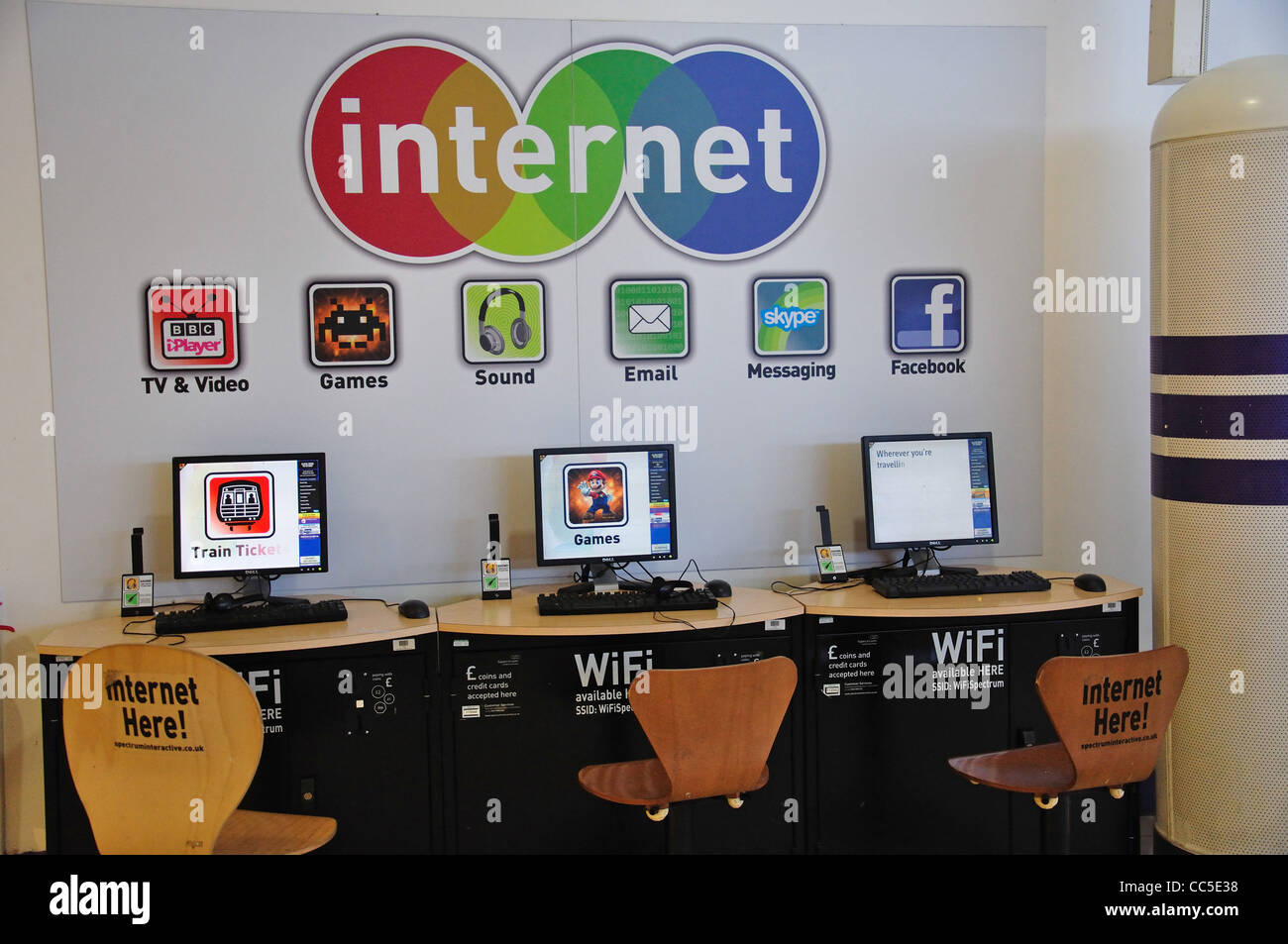 Los kioskos de acceso a Internet en el aeropuerto internacional de  Newcastle, Newcastle upon Tyne Tyne y desgaste, England, Reino Unido  Fotografía de stock - Alamy