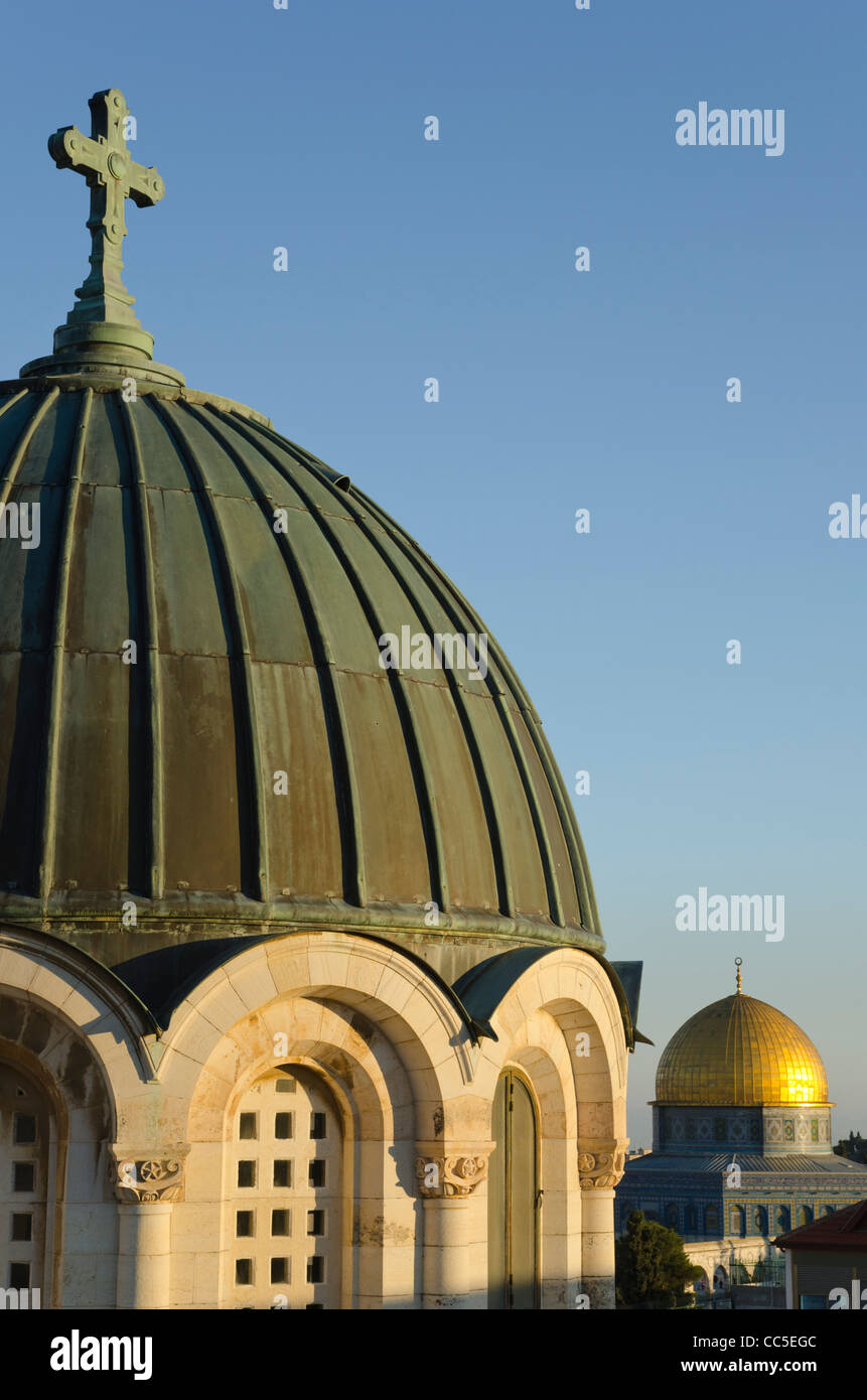 Vista desde la catedral de Notre Dame de Sion Ecce Homo con una cúpula y una cúpula dorada. Ciudad Vieja de Jerusalén ISRAEL. Foto de stock