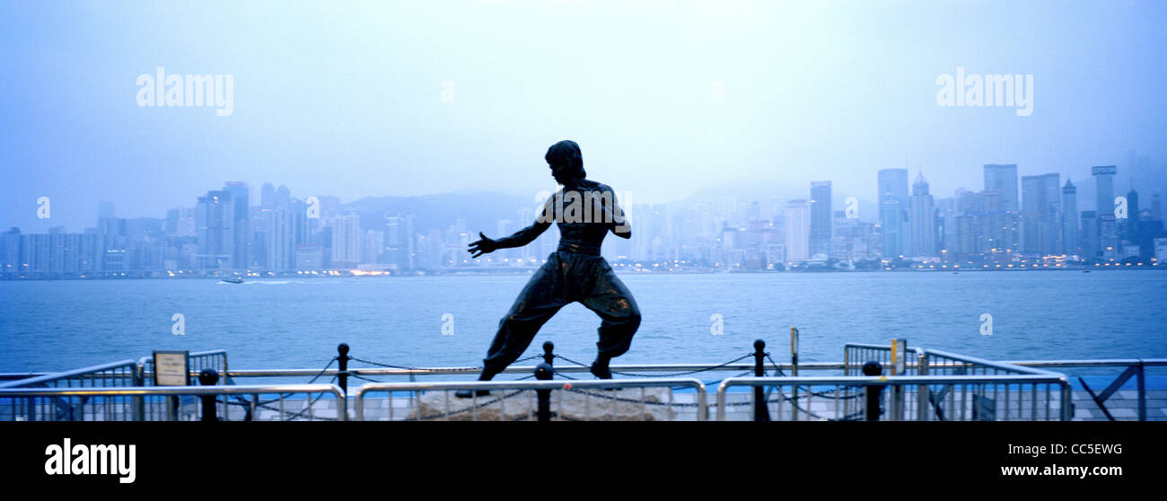 Estatua de bronce de Bruce Lee, la Avenida de Las Estrellas, Tsim Sha Tsui, Hong Kong, China Foto de stock