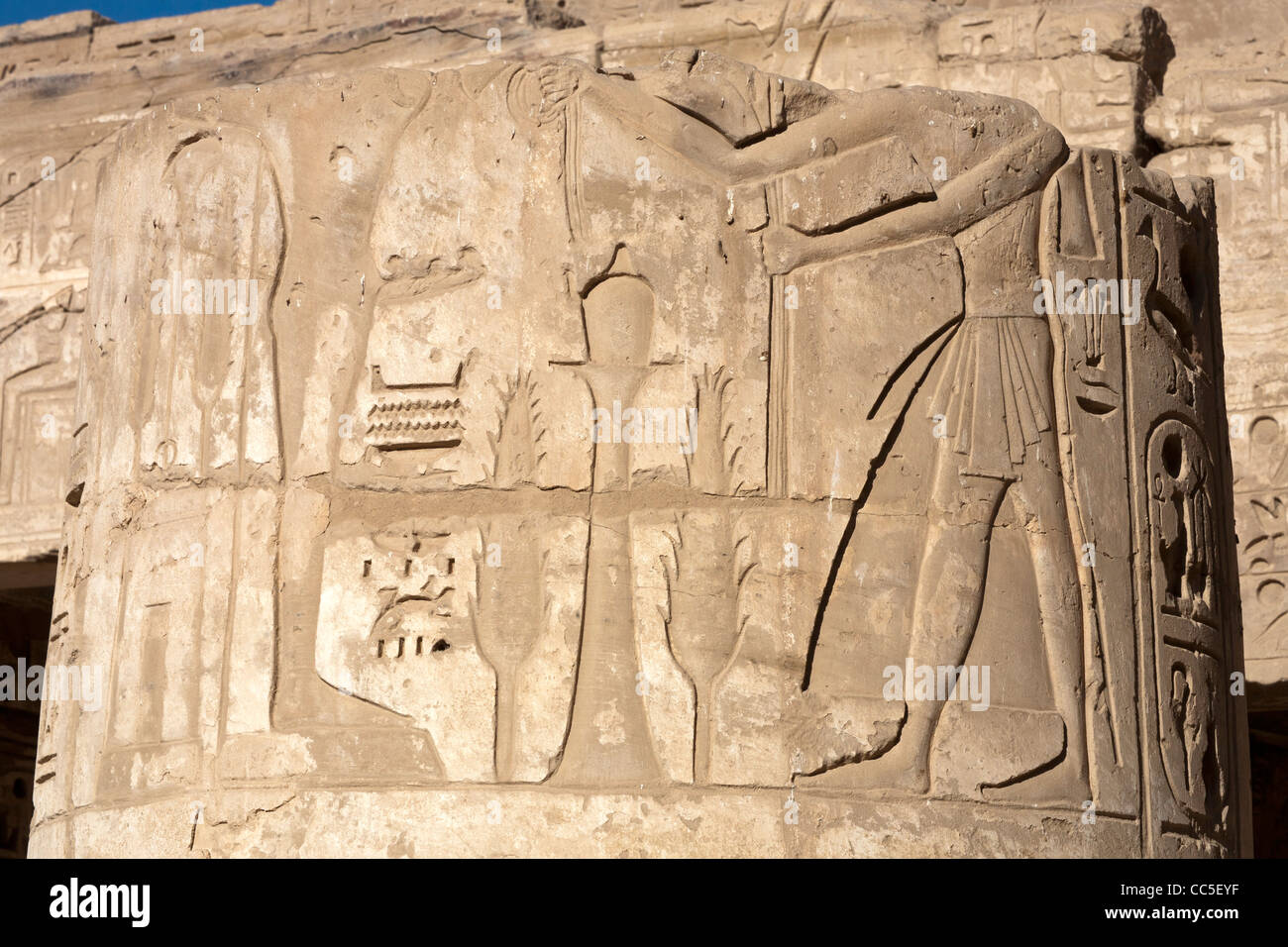 Columna de la sala hipóstila salen en el templo mortuorio del faraón Ramsés III, en Medinet Habu, Cisjordania, Luxor, Egipto Foto de stock
