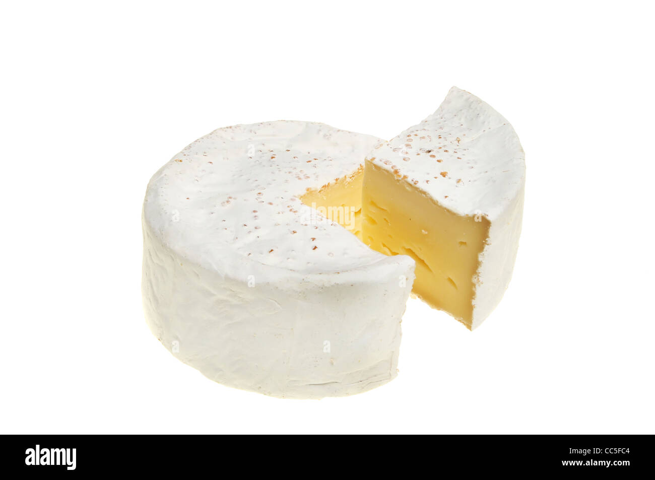El Camembert queso redondo con una cuña, cortadas y planteadas podría utilizarse como un gráfico de tarta Foto de stock