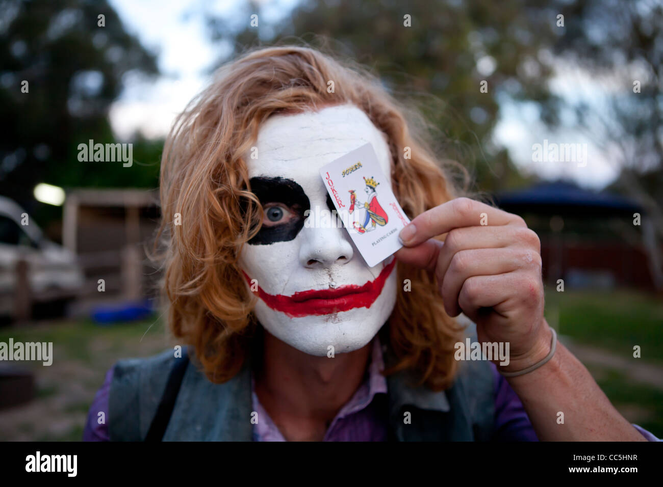 Un hombre vestido como 'The Joker' para una fiesta de Halloween Disfraces  Fotografía de stock - Alamy