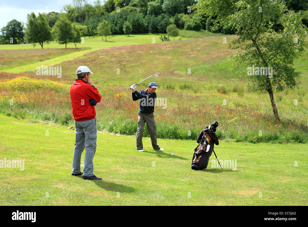 2 hombres jugando al golf en Irlanda Foto de stock