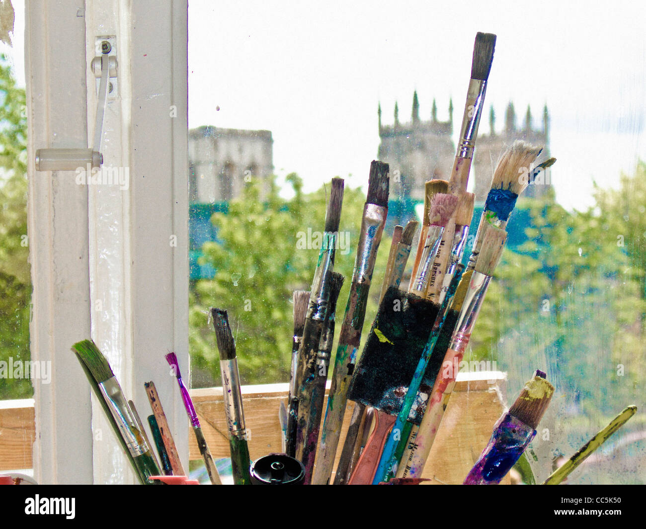 Pinceles de artista en el alféizar de la ventana con las torres borrosas de York Minster en la distancia. Foto de stock