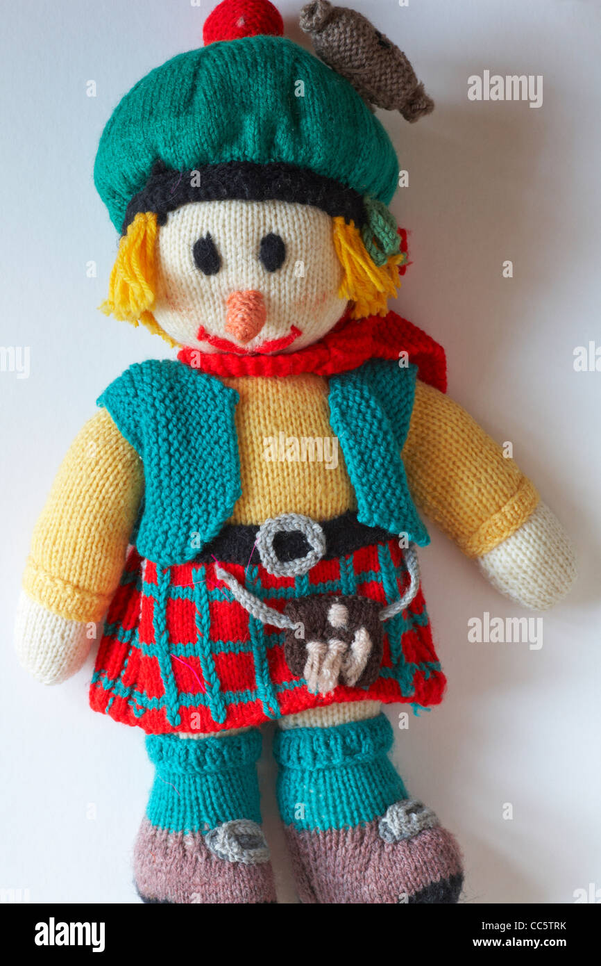 Muñeca escocesa tejida sobre fondo blanco - muñeca de punto, juguete de  punto Fotografía de stock - Alamy