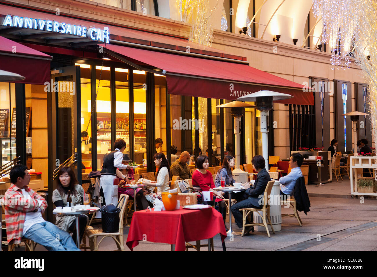 Japon Tokio Omotesando Anniversaire Cafe Fotografia De Stock Alamy