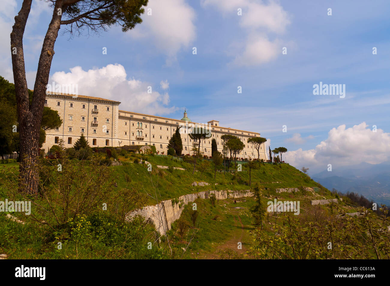 Monte Cassino monasterio está en la cima de una colina, cerca de Roma, en Italia. Foto de stock