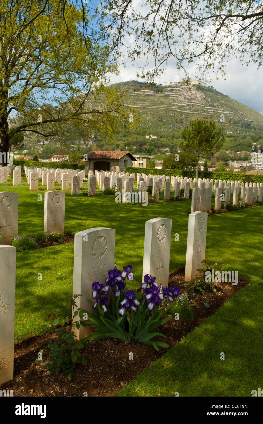 Monte Cassino monasterio está en la cima de una colina, cerca de Roma, en Italia, y las tumbas de los soldados que participaron se encuentran a sus pies. Foto de stock