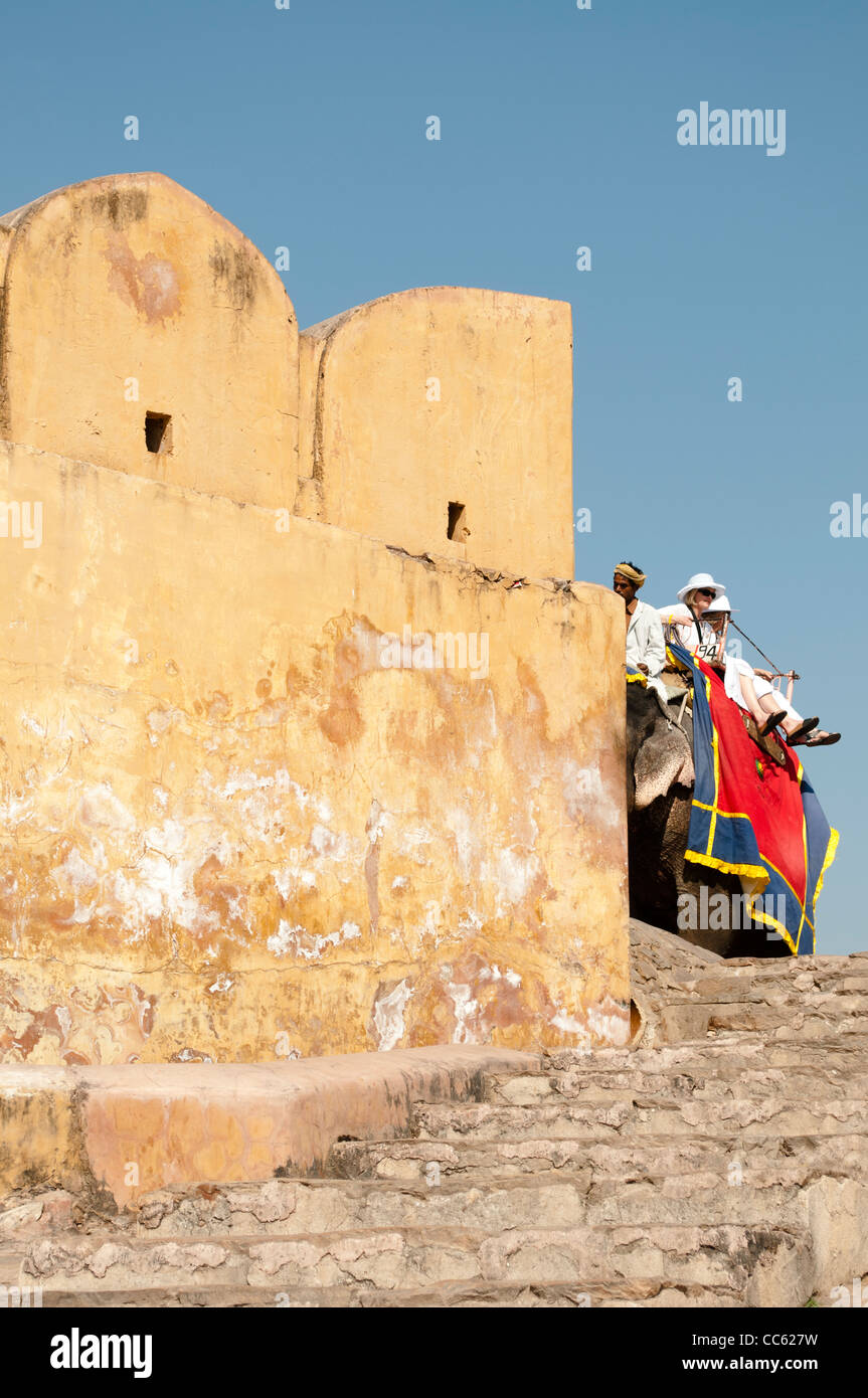 Los turistas de elefante, Amber Fort Palace, Jaipur, Rajasthan, India Foto de stock