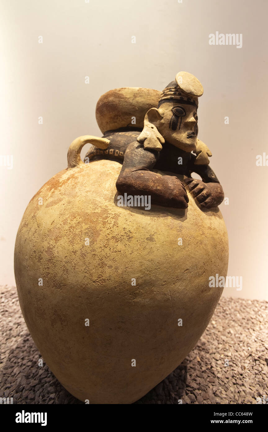 Perú, Lima. Artefacto de jarra de agua Inca en el Museo Nacional de Arqueología, Antropología e Historia del Perú. Foto de stock