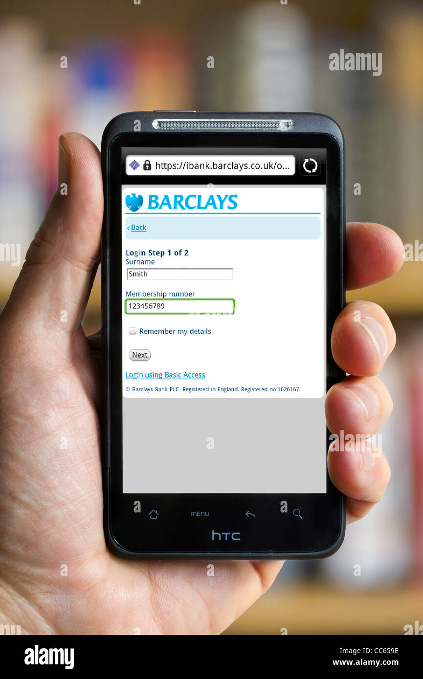 La banca móvil con Barclays Bank en un smartphone HTC Foto de stock