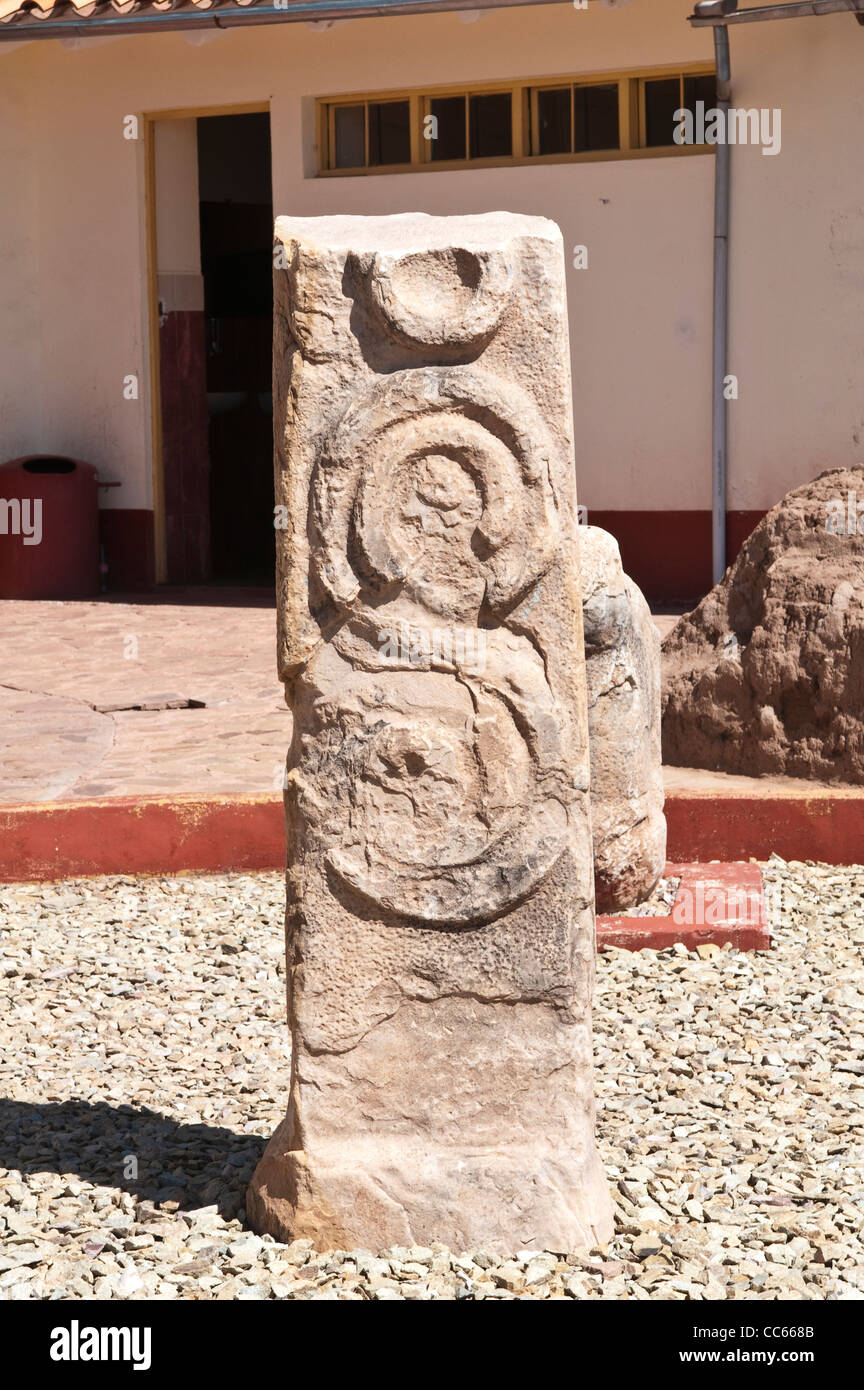 Perú, Pukara. Estela Inca en el Museo Arqueológico cerca del Lago Titicaca, Puno, Perú. Foto de stock