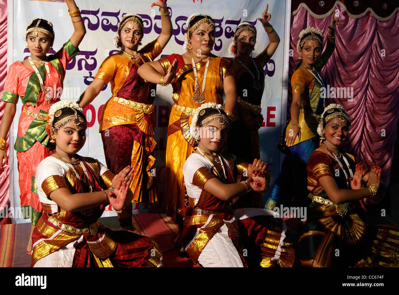 Artistas de la danza en el templo programa cultural de danza Foto de stock