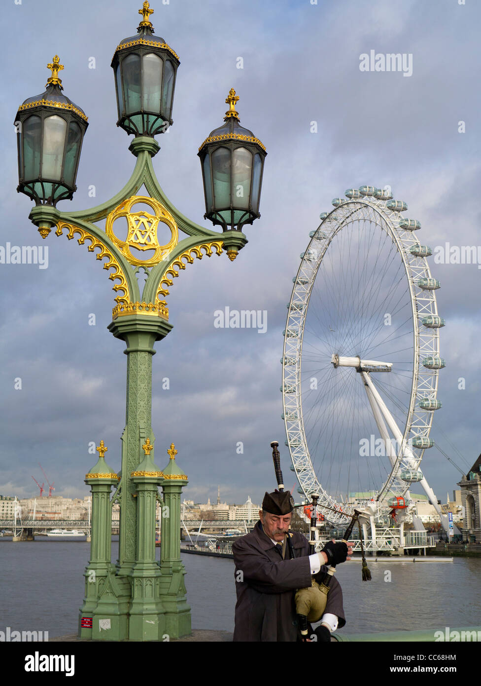 Scottish Piper en Westminster Bridge, Londres Foto de stock