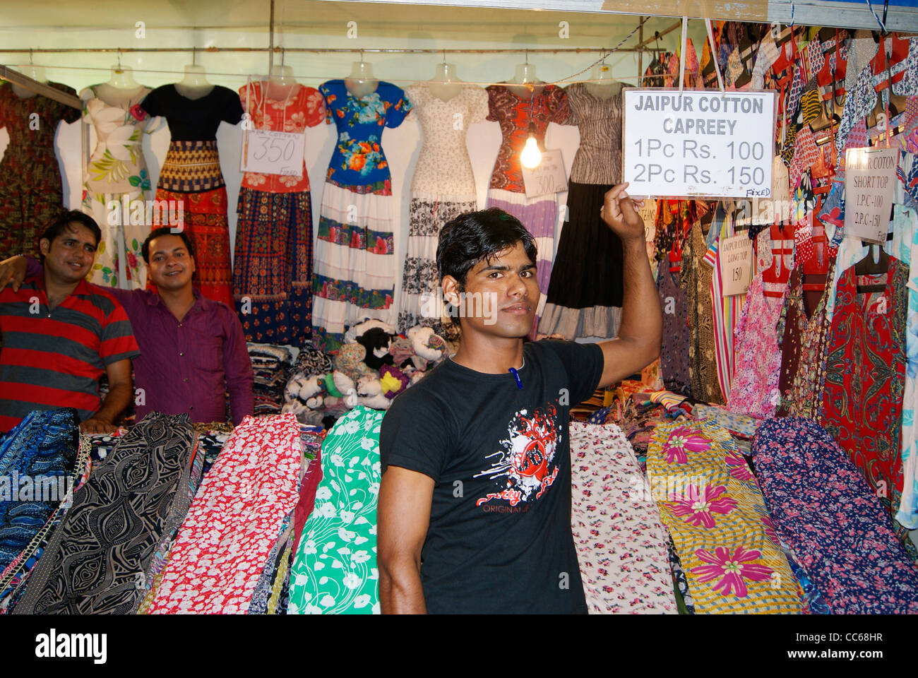Las ventas man en un paño (tienda de ropa) (tienda exclusiva de la Jaipur capreey algodón ) mostrando muy bajo junta Fotografía de stock - Alamy