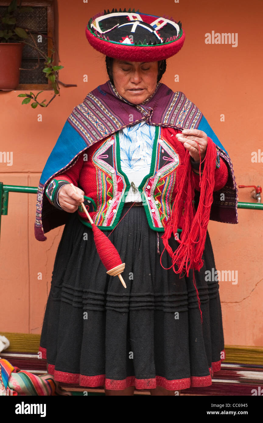 Mujer peruana en lana hilada de vestir tradicional en el taller local de  cooperativas artesanales. Chincheros, Perú Fotografía de stock - Alamy
