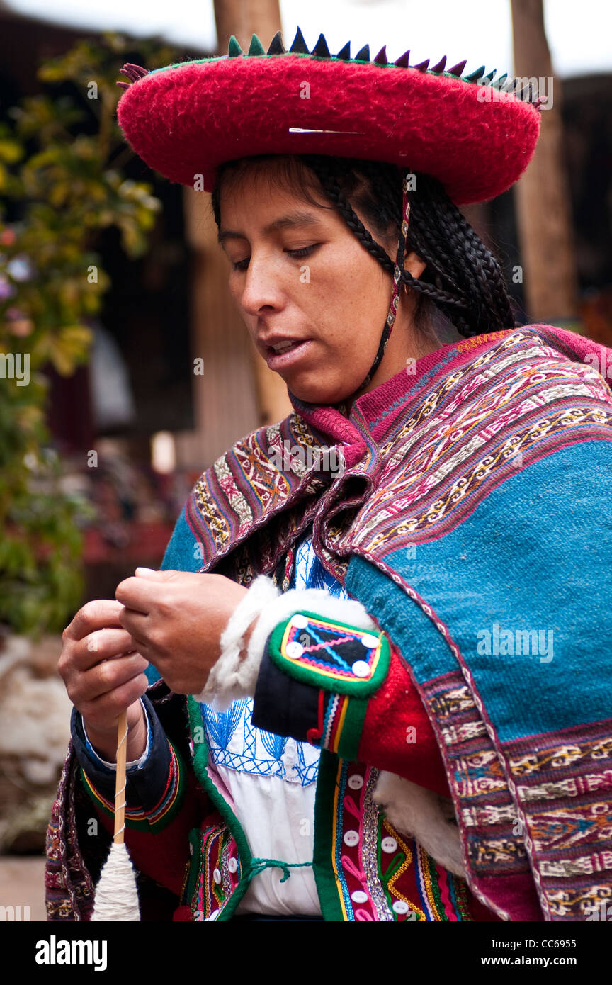 Mujer peruana en lana hilada de vestir tradicional en el taller local de  cooperativas artesanales. Chincheros, Perú Fotografía de stock - Alamy