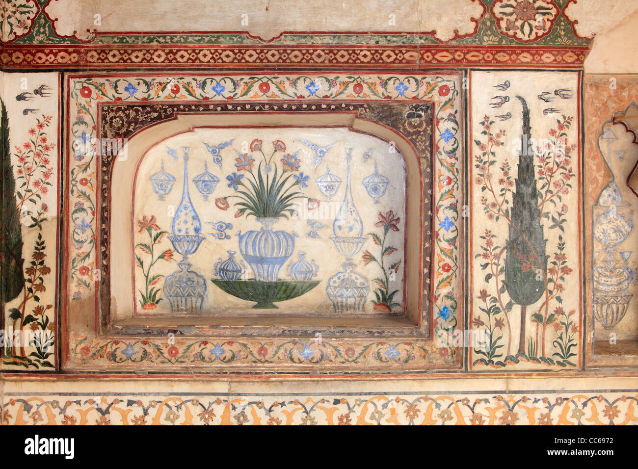 La decoración floral de la tumba de Itmad-Ud-Daulah, también conocida como Baby Taj Mahal, Agra, India Foto de stock