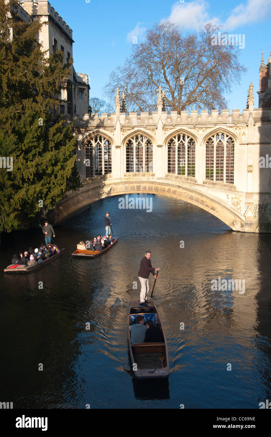 Navegar bajo el Puente de los suspiros en St Johns College, Universidad de Cambridge, Inglaterra. Foto de stock