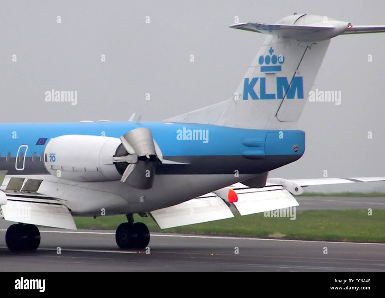Inversor de empuje en un fokker 70 de KLM en el Aeropuerto Internacional de Bristol, Bristol, Inglaterra. Foto de stock