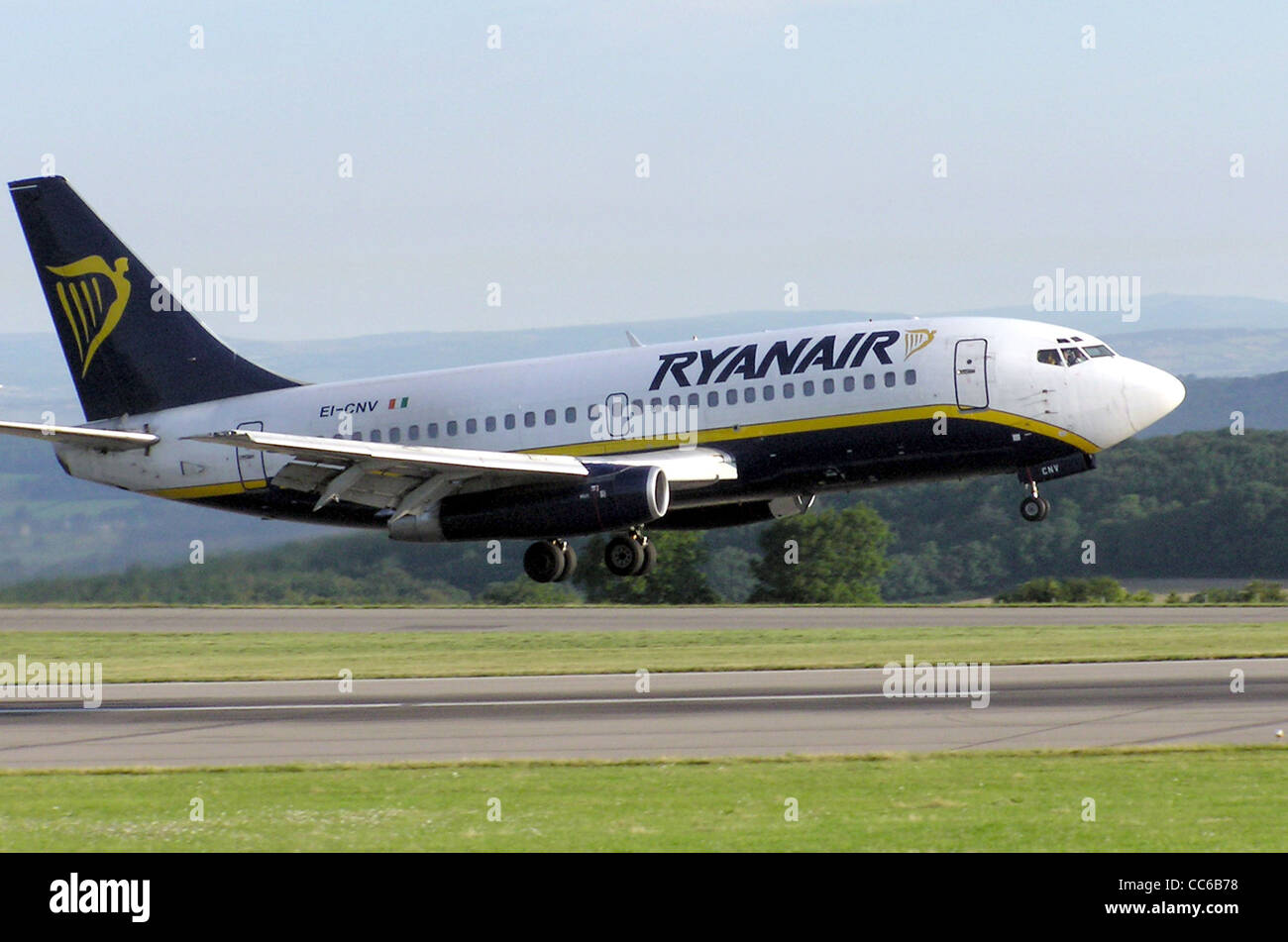 Ryanair Boeing 737 200 Aterrizo En El Aeropuerto Internacional De