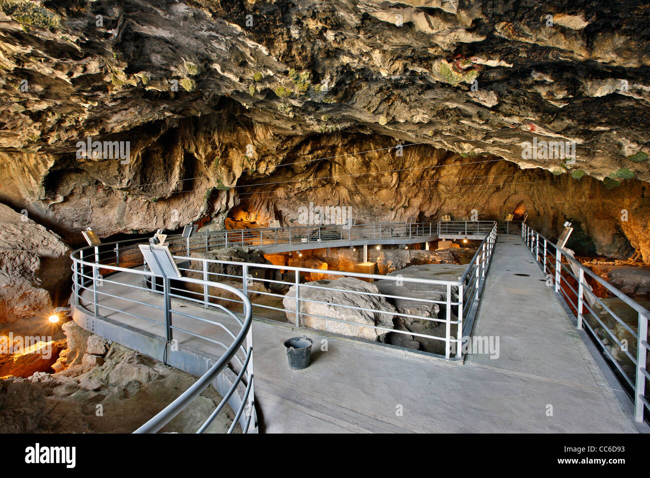 Theopetra cueva, un sitio prehistórico, de unos 4 km de Meteora, Trikala, Tesalia, Grecia Foto de stock