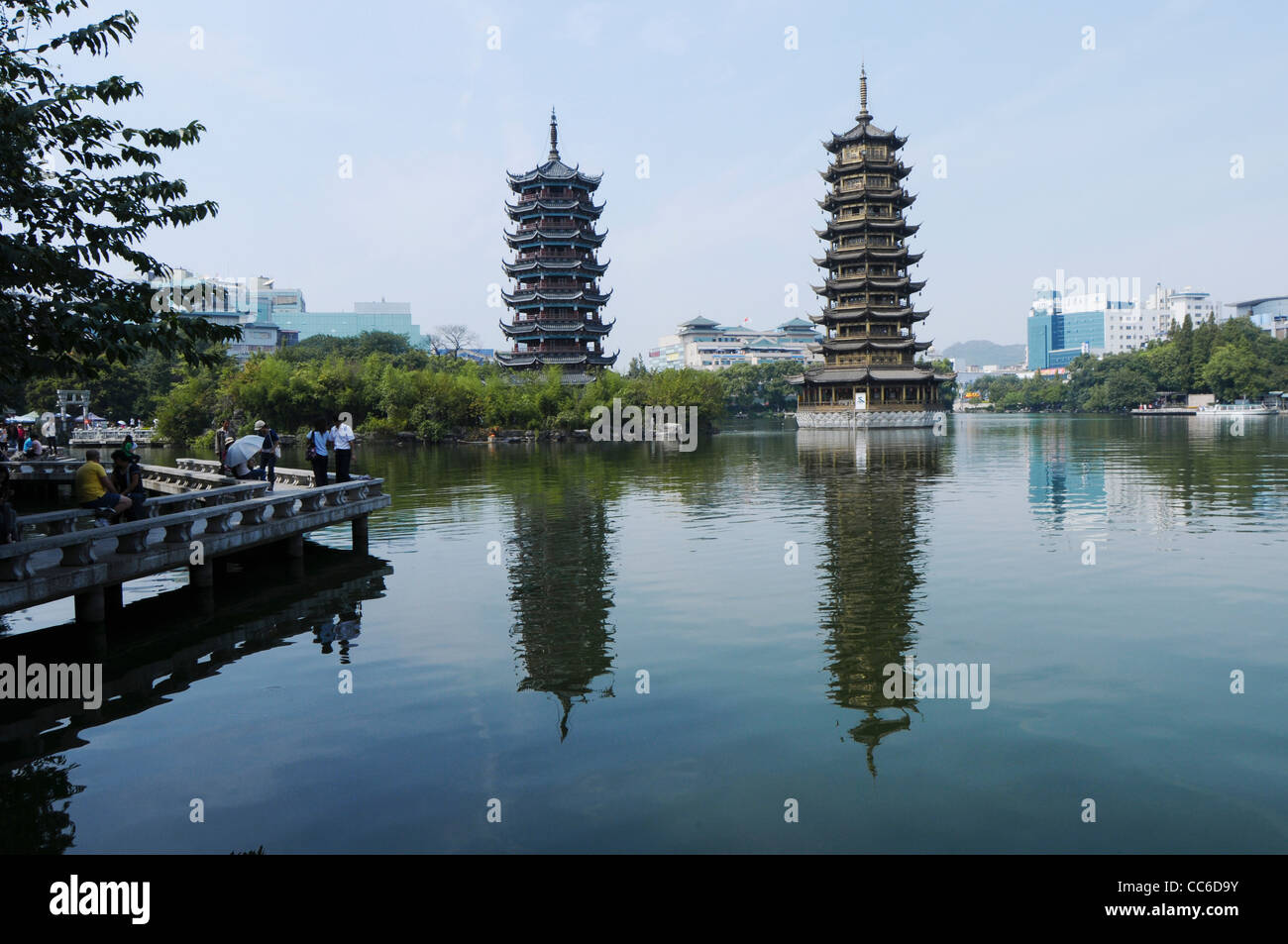 Al lado de la Pagoda de doble lago Shan, Guilin, Guangxi, China Foto de stock