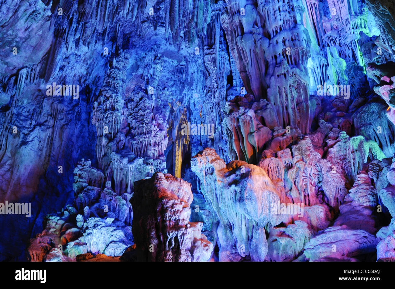 La cueva de la Flauta de Junco, Guilin, Guangxi, China Foto de stock