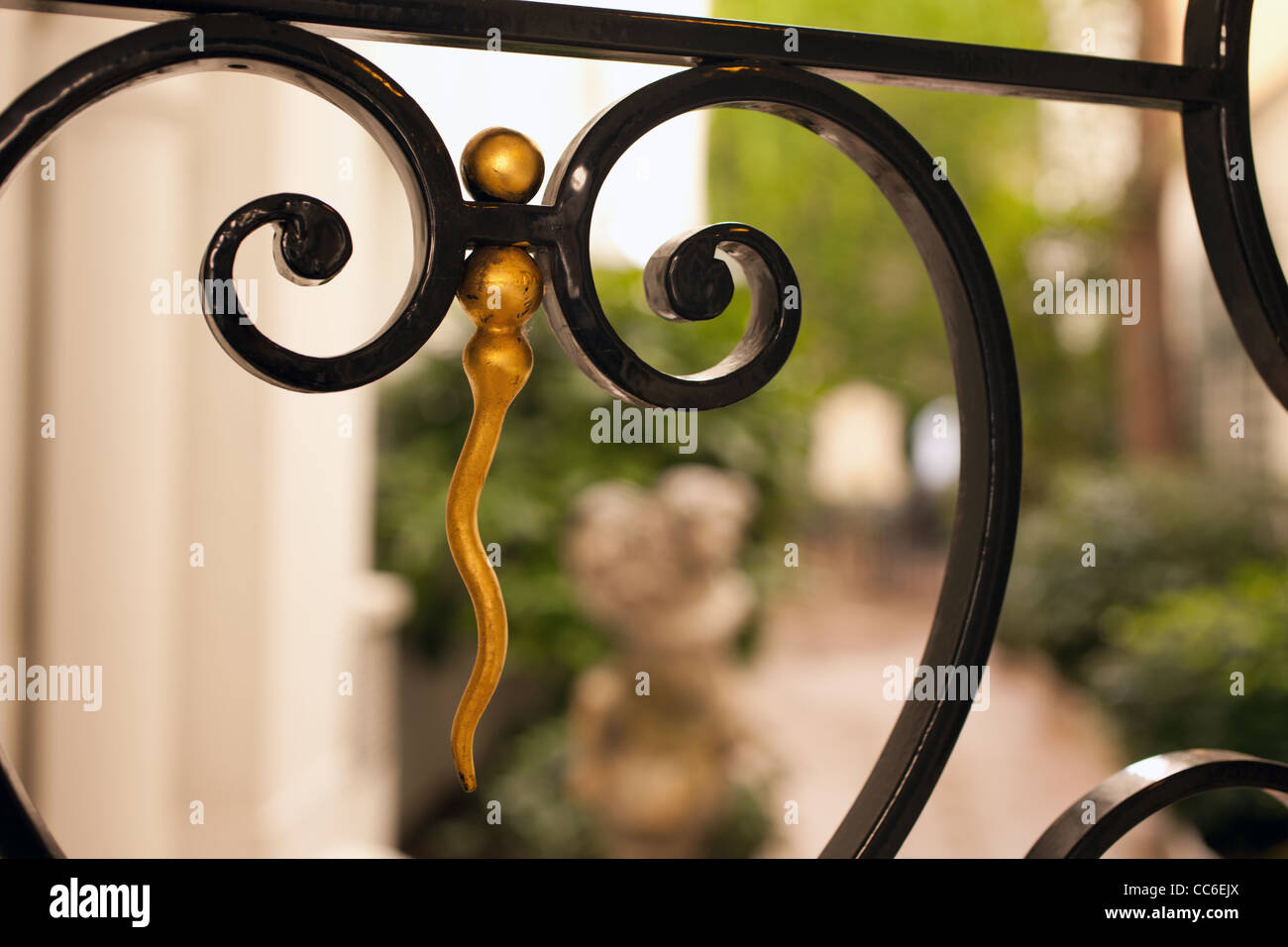 Un closeup mira una puerta de hierro forjado a mano en un hotel en París,  Francia Fotografía de stock - Alamy