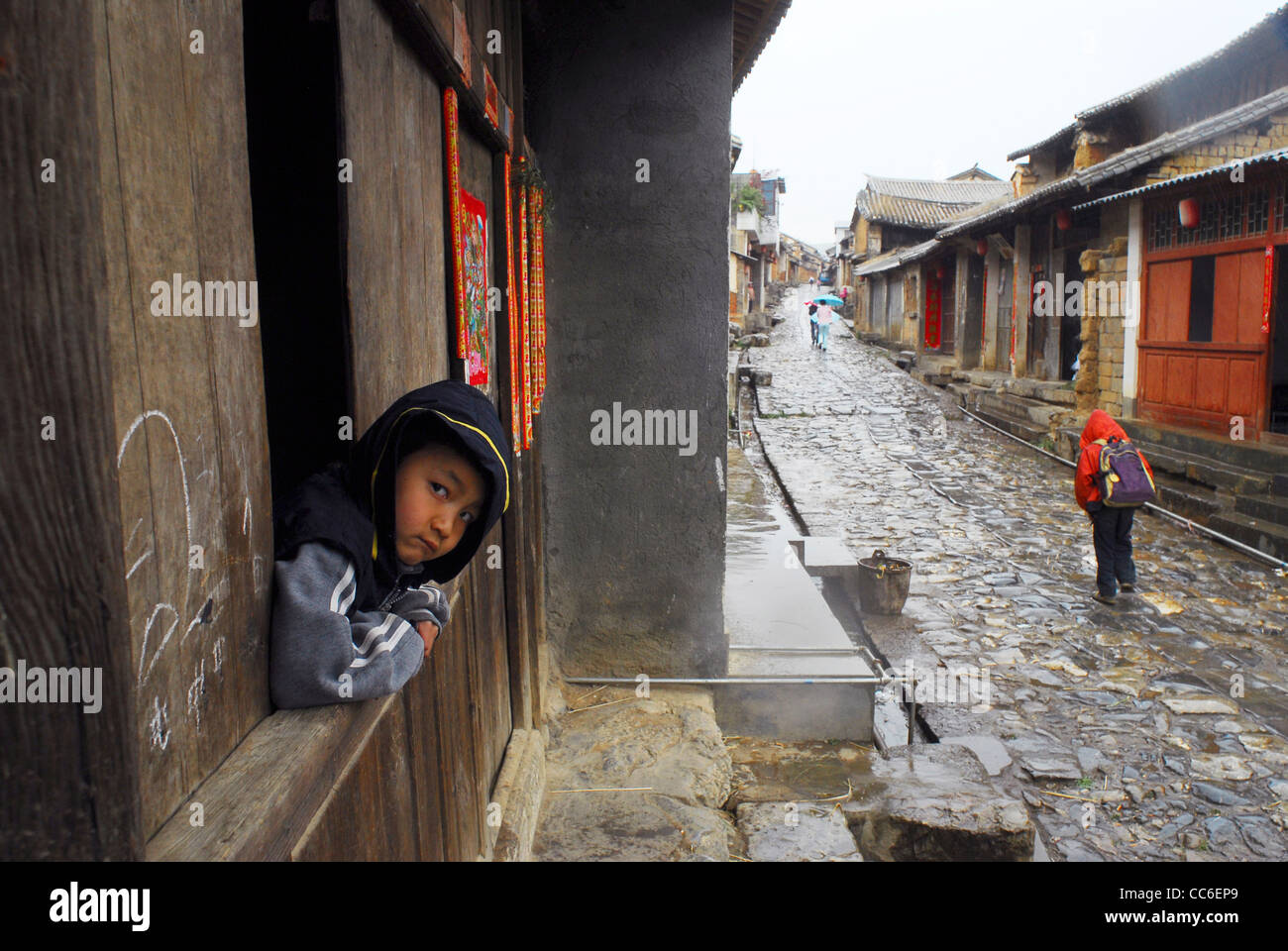 La antigua ciudad de Yi de Yunnan en la lluvia, Xiangyun, Dali, Yunnan, China Foto de stock