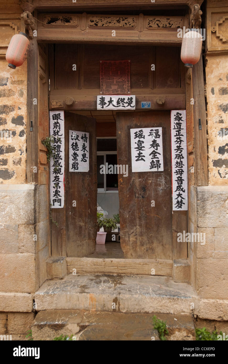Casa tradicional durante el período de funeral, antiguo pueblo Yi de Yunnan, Xiangyun, Dali, Yunnan, China Foto de stock