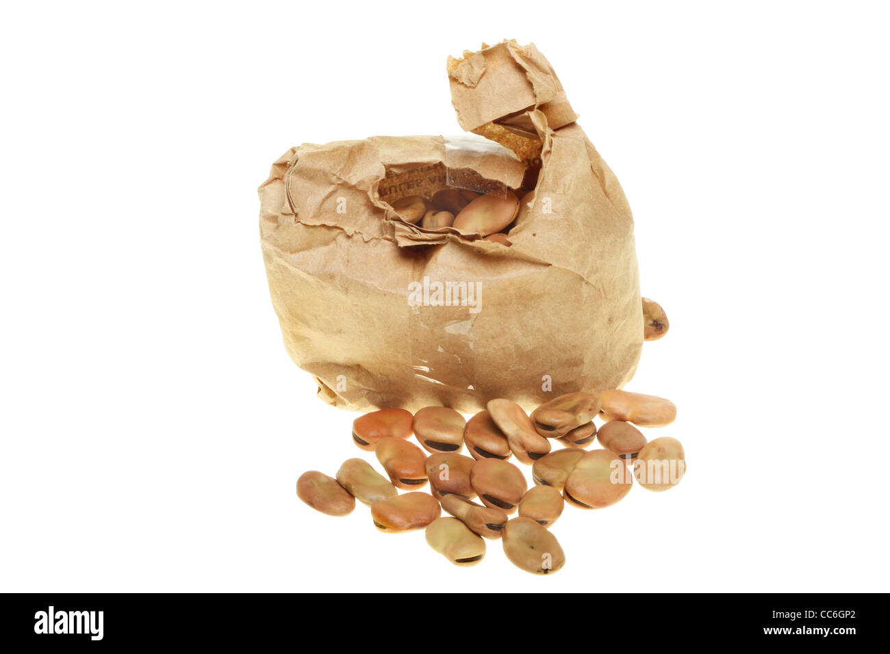 Bolsa de papel marrón lleno de semillas de haba aislado contra un blanco Foto de stock