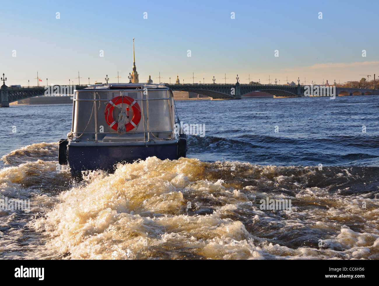 San Petersburgo: un pequeño barco turístico en el río Neva. Rusia Foto de stock