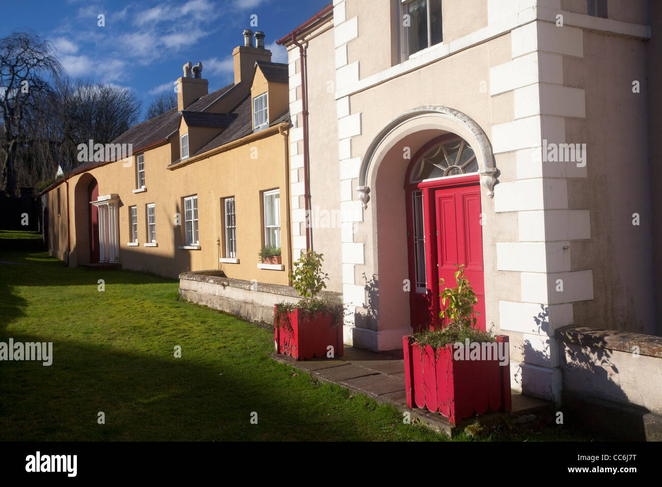 Casas Georgianas en Glenarm Altmore Street, Village, en el Condado de Antrim, Irlanda del Norte. Foto de stock