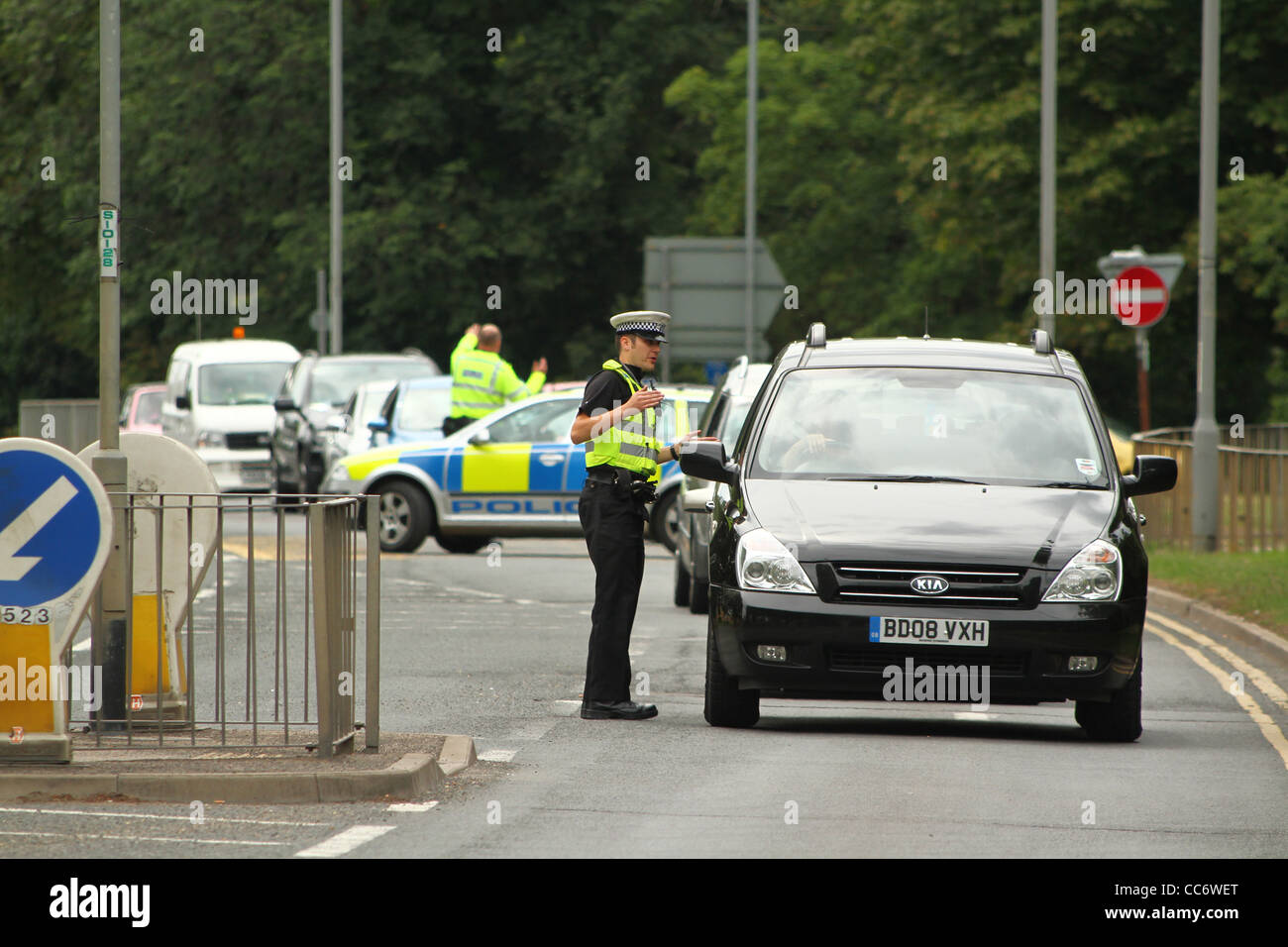 La policía y otros trabajadores de emergencia ante un incidente en Huntingdon, Cambridgeshire, Inglaterra Foto de stock