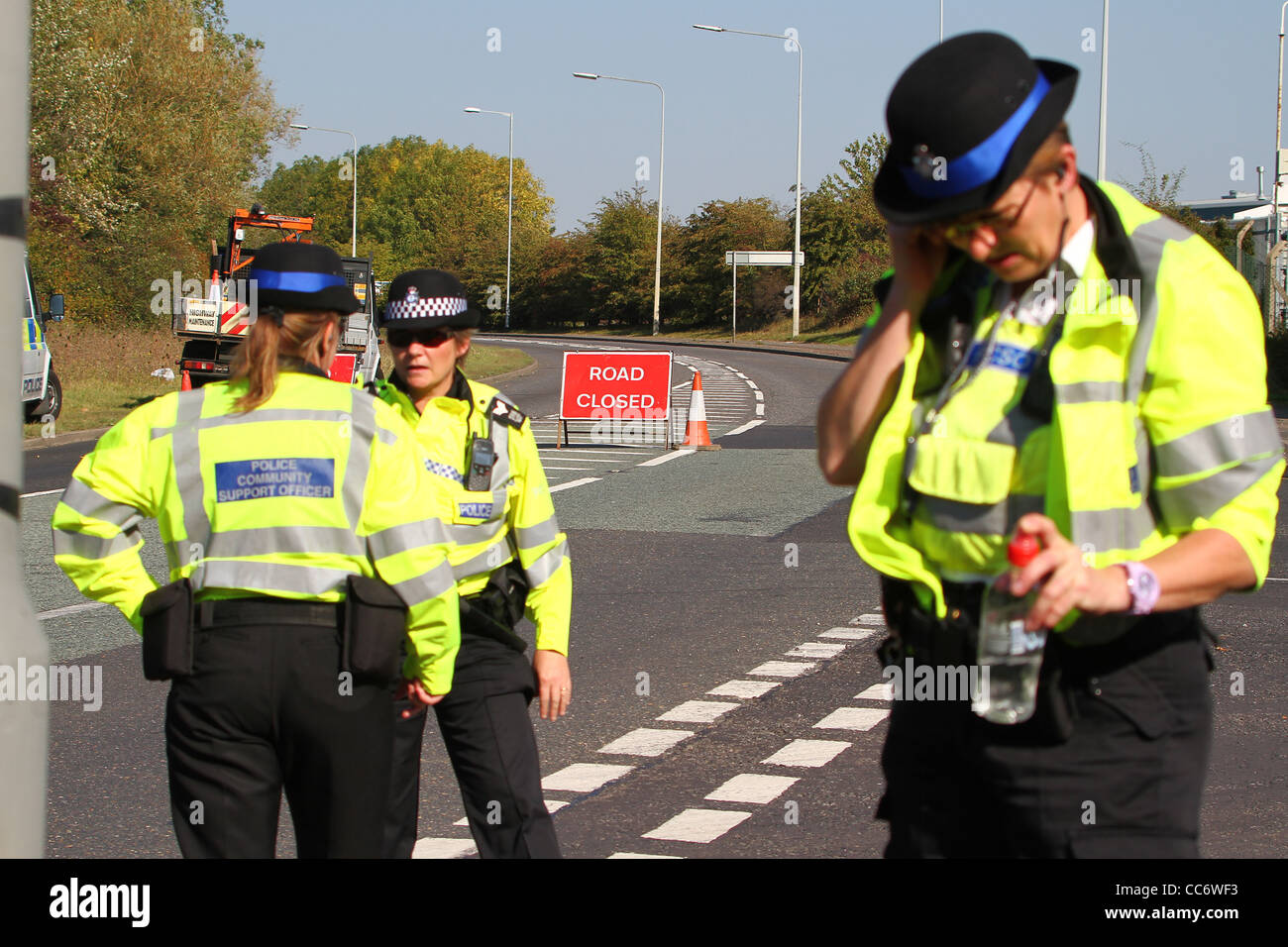 La policía y otros trabajadores de emergencia ante un incidente en Huntingdon, Cambridgeshire, Inglaterra Foto de stock