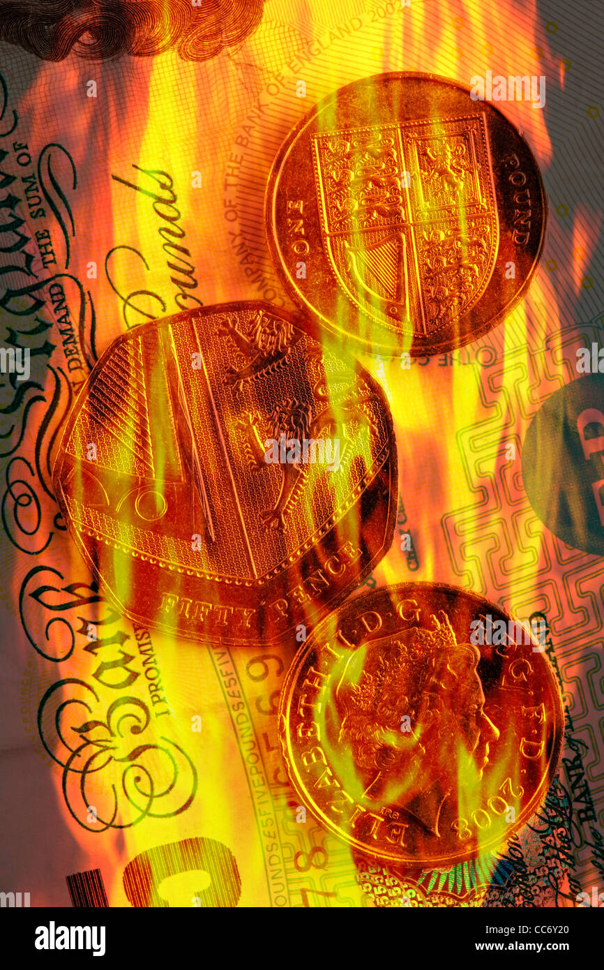 Concepto de imagen nota de cinco libras esterlinas y monedas del Reino Unido sobre el fuego con Orange Flame Foto de stock