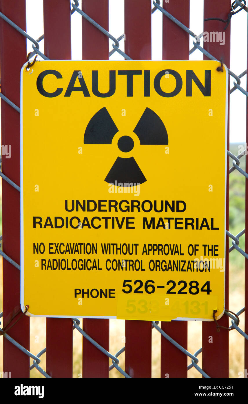 Señal de precaución de radiación en el EBR-I retirado del reactor nuclear de investigación Atomic Museum ubicado cerca de Arco, Idaho, USA. Foto de stock