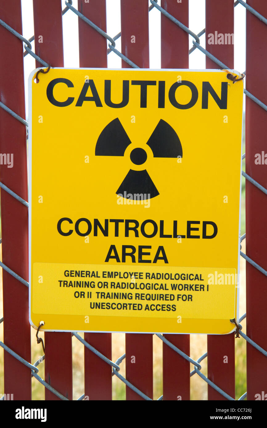 Señal de precaución de radiación en el EBR-I retirado del reactor nuclear de investigación Atomic Museum ubicado cerca de Arco, Idaho, USA. Foto de stock