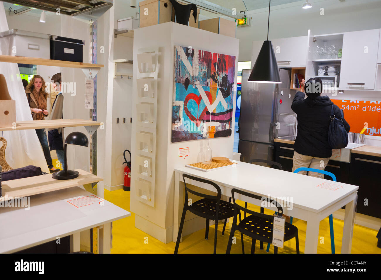 París, Francia, la publicidad de tiendas de muebles, tienda de muebles