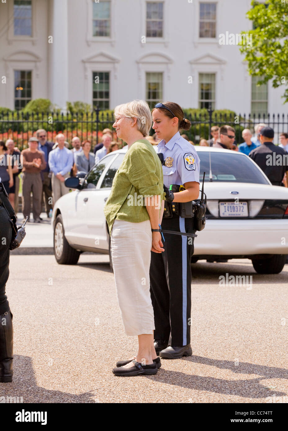 Demostrador femenino está esposado y llevado por la policía en una protesta pública - Washington, DC, EE.UU. Foto de stock