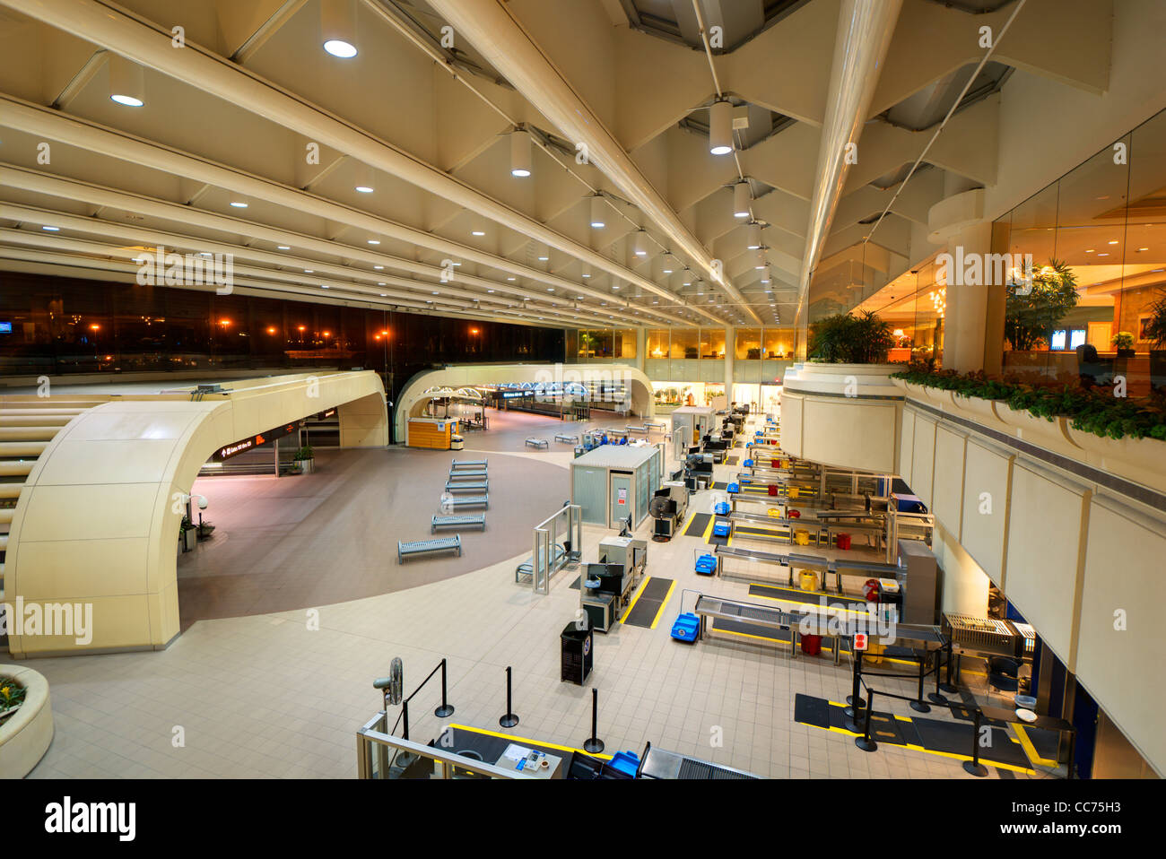 Interior de la Terminal del Aeropuerto Internacional de Orlando en Orlando, Florida. Foto de stock