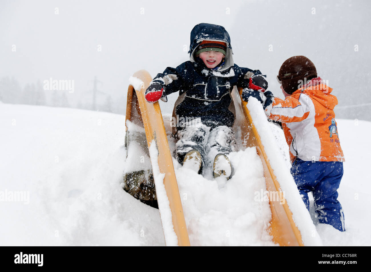 Fondo Dos Niños Pequeños Juegan En Un Trineo De Nieve Fondo, Niños