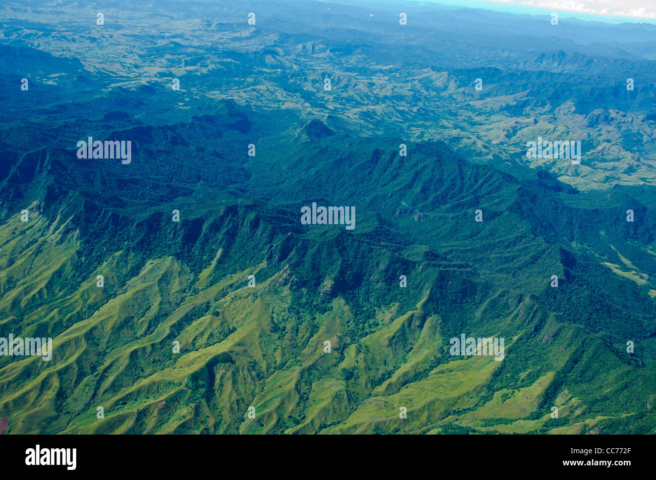 Antena de Fiji montañas verdes profundos valles abiertos espacio vacío Foto de stock
