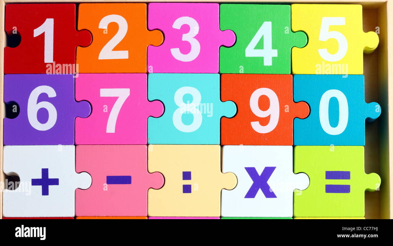Matemáticas rompecabezas para niños. Para aprender matemáticas mientras se juega, las operaciones aritméticas básicas. Foto de stock